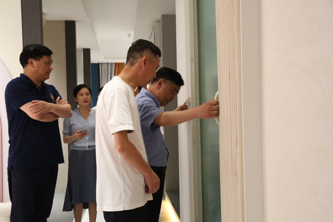 市人大常委會調(diào)研組蒞臨西大門股份調(diào)研