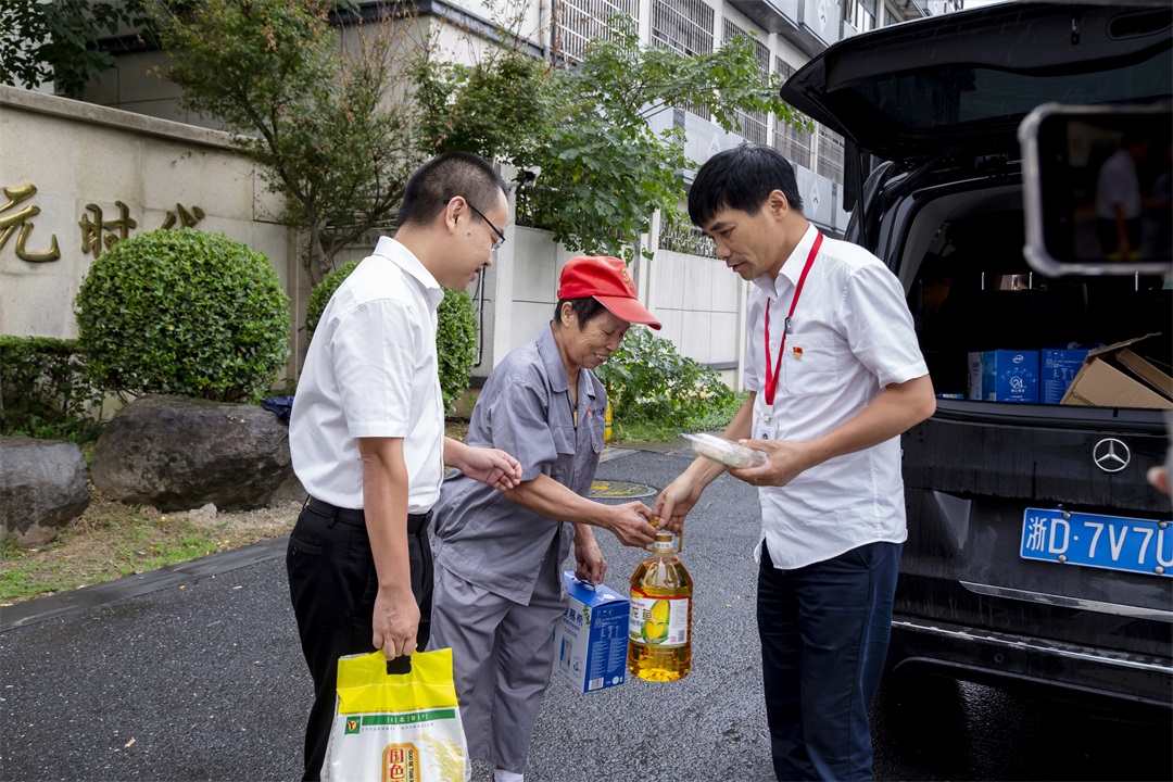 幸福相伴，情暖重陽 | 西大門走訪慰問退休老職工
