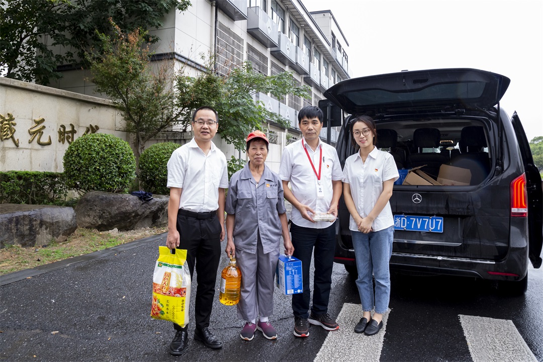 幸福相伴，情暖重陽 | 西大門走訪慰問退休老職工