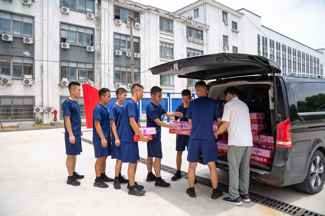 西大門(mén)為蘭亭消防站一線消防隊(duì)員送清涼