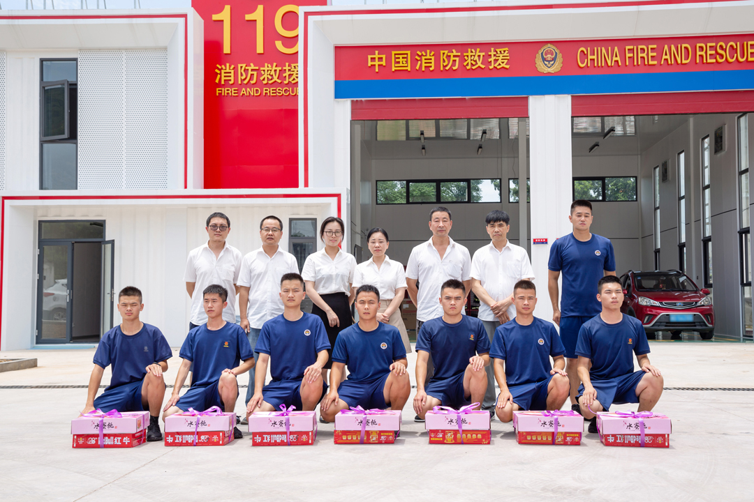 西大門(mén)為蘭亭消防站一線消防隊(duì)員送清涼